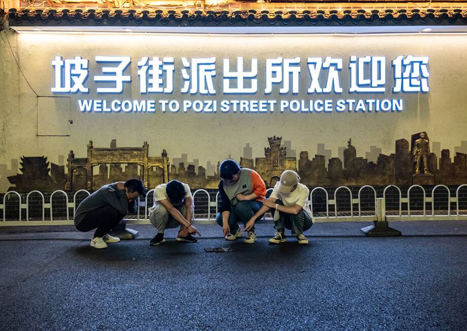 闪电短评丨“蹲下抱头”，难看的何止是照片？
