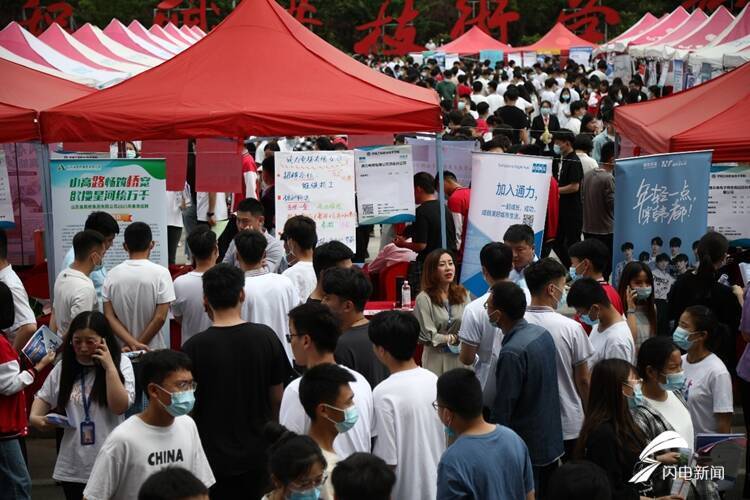 闪电评论丨答好“就业卷”，让梦想的舞台更宽广