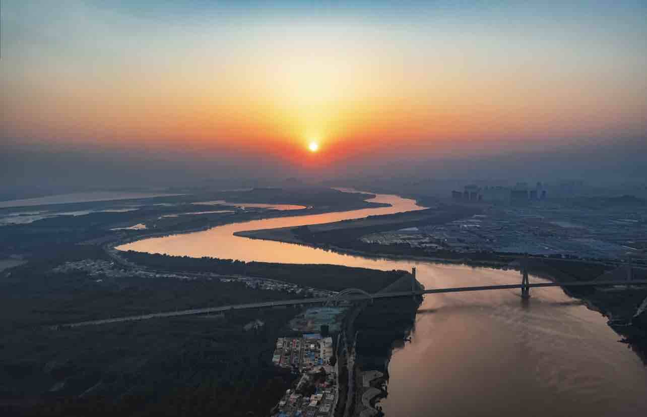 闪电评论｜新年新气象 铆足精神加油干